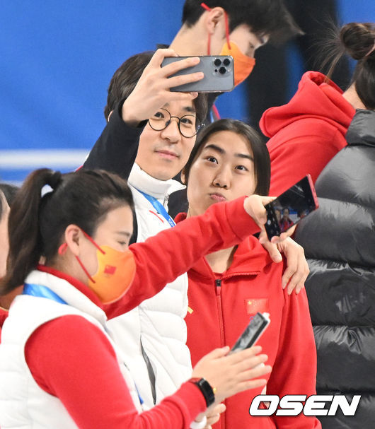 '디펜딩 챔피언' 최민정이 두 대회 연속 이 종목 금메달을 목에 걸었다. 2018년 평창동계올림픽에서 최민정은 금빛 메달을 차지한 바 있다.중국 김선태 감독이 장위팅과 기념촬영을 하고 있다. 2022.02.16 /jpnews@osen.co.kr