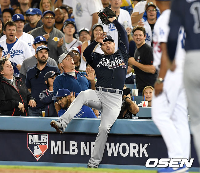 2018년 NLDS 1차전에서 5회 애틀랜타 1루수 프리먼이 다저스 작 피더슨의 파울 플라이를 처리하고 있다. /OSEN DB