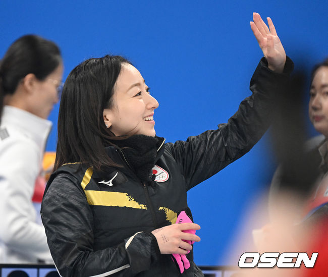 한국 여자컬링대표팀 '팀 킴(강릉시청)'이 완벽한 경기력으로 일본을 잡았다. 김은정(스킵), 김선영(리드), 김영미(세컨드), 김경애(서드), 김초희(후보)로 나선 한국은 14일(한국시간) 오후 9시 5분 중국 베이징 내셔널 아쿠아틱 센터에서 열린 '2022 베이징 동계올림픽' 여자 컬링 단체전 일본(팀 후지사와)과 6차전에서 9엔드 만에 10-5로 완승을 거뒀다. 이날 오전 열린 미국전에서 패해 2연패에 빠졌던 한국은 이 승리로 3승 3패가 됐다. 반면 4연승을 달리던 일본은 제동이 걸리면서 4승 2패가 됐다.일본 후지사와 사쓰키가 경기 후 관중석을 향해 인사를 하고 있다. 2022.02.14 /jpnews@osen.co.kr