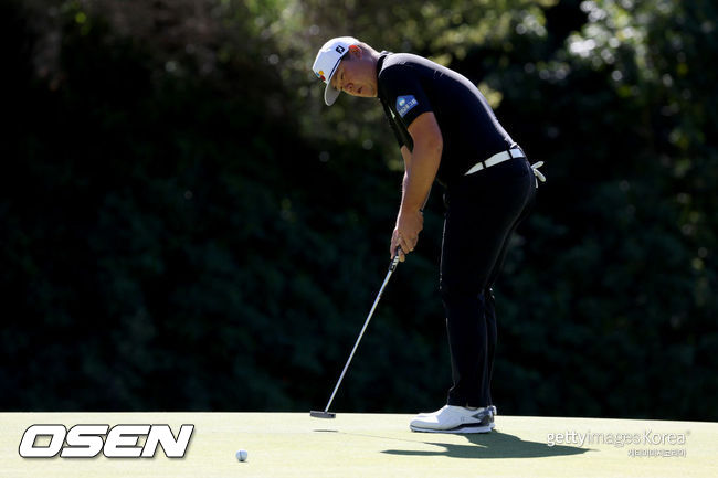 [사진] 18일(한국시간) 열린 제네시스 인비테이셔널 1라운드 12번 홀 그린에서 퍼트를 하고 있는 임성재. ⓒGettyimages(무단전재 및 재배포 금지)