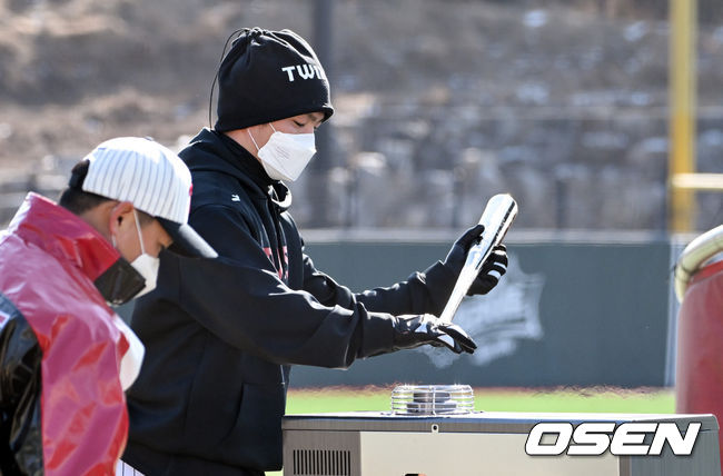 LG 오지환이 타격 훈련에 앞서 방망이를 난로에 녹이는 모습. /OSEN DB