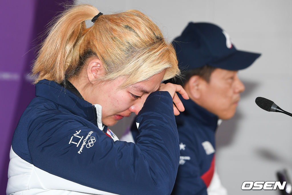 20일 오후 강원도 강릉 아이스아레나 오벌 기자회견장에서 열린 '2018 평창 동계 올림픽 여자 스피드 스케이팅 팀 추월 파문긴급 기자회견에서 김보름이 눈물을 보이고 있다. / rumi@osen.co.kr