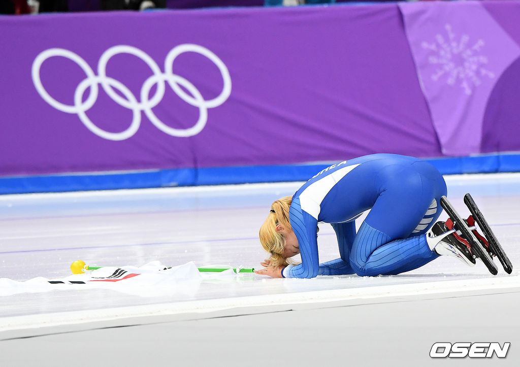 김보름은 24일 밤 강릉 스피드스케이팅경기장서 열린 2018 평창동계올림픽 여자 매스스타트 결승서 마지막 바퀴를 2위(40점)로 골인하며 은메달을 목에 걸었다 ./ rumi@osen.co.kr