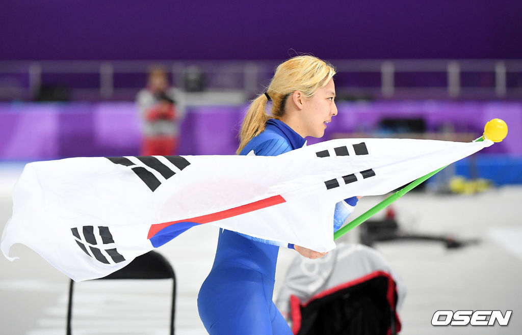 한국 김보름이 2위로 레이스를 마친 뒤 태극기를 흔들며 관중들에게 인사를 하고 있다. /rumi@osen.co.kr