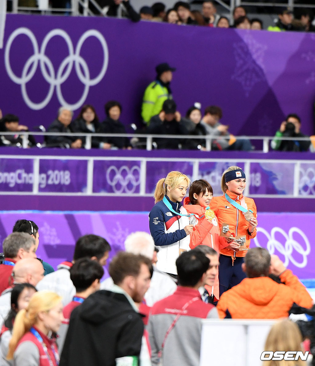 은메달을 획득한 한국의 김보름이 시상대에 올라 포토타임을 갖고 있다. /rumi@osen.co.kr