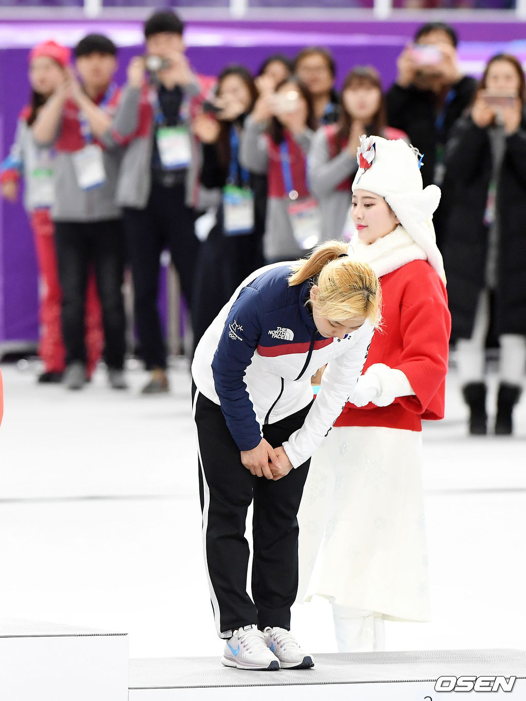 은메달을 획득한 한국의 김보름이 시상대에 올라 관중들에게 인사를 하고 있다. /rumi@osen.co.kr