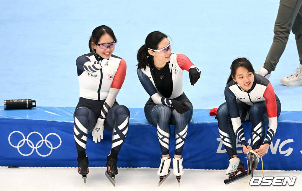 4일 중국 베이징 국립스피드스케이팅경기장에서 ‘2022 베이징 동계올림픽’에 참가하는 대한민국 스피드 스케이팅 선수들이 훈련을 진행했다. 스피드스케이팅 김보름, 박지우, 김현영이 훈련을 준비하며 미소짓고 있다. 2022.02.06 /jpnews@osen.co.kr