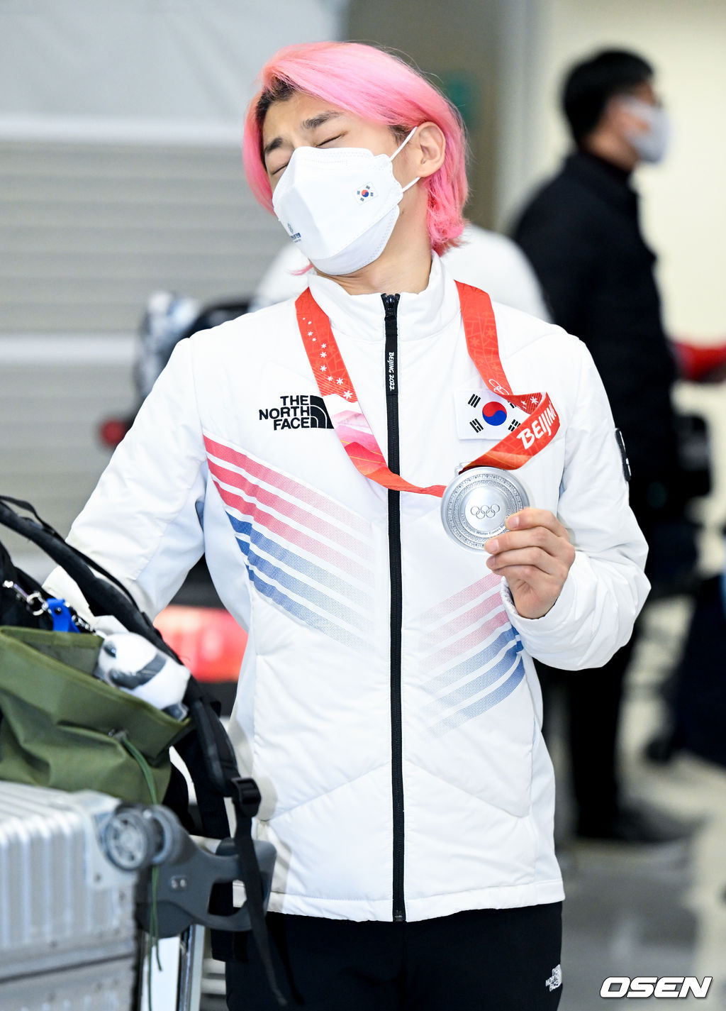 18일 오후 인천공항 제2터미널을 통해 ‘2021 베이징 올림픽’을 마친 쇼트트랙 국가대표 선수들이 귀국했다.베이징올림픽 쇼트트랙 대표팀 곽윤기가 취재진을 향해 포즈를 취하고 있다. 2022.02.18 /ksl0919@osen.co.kr