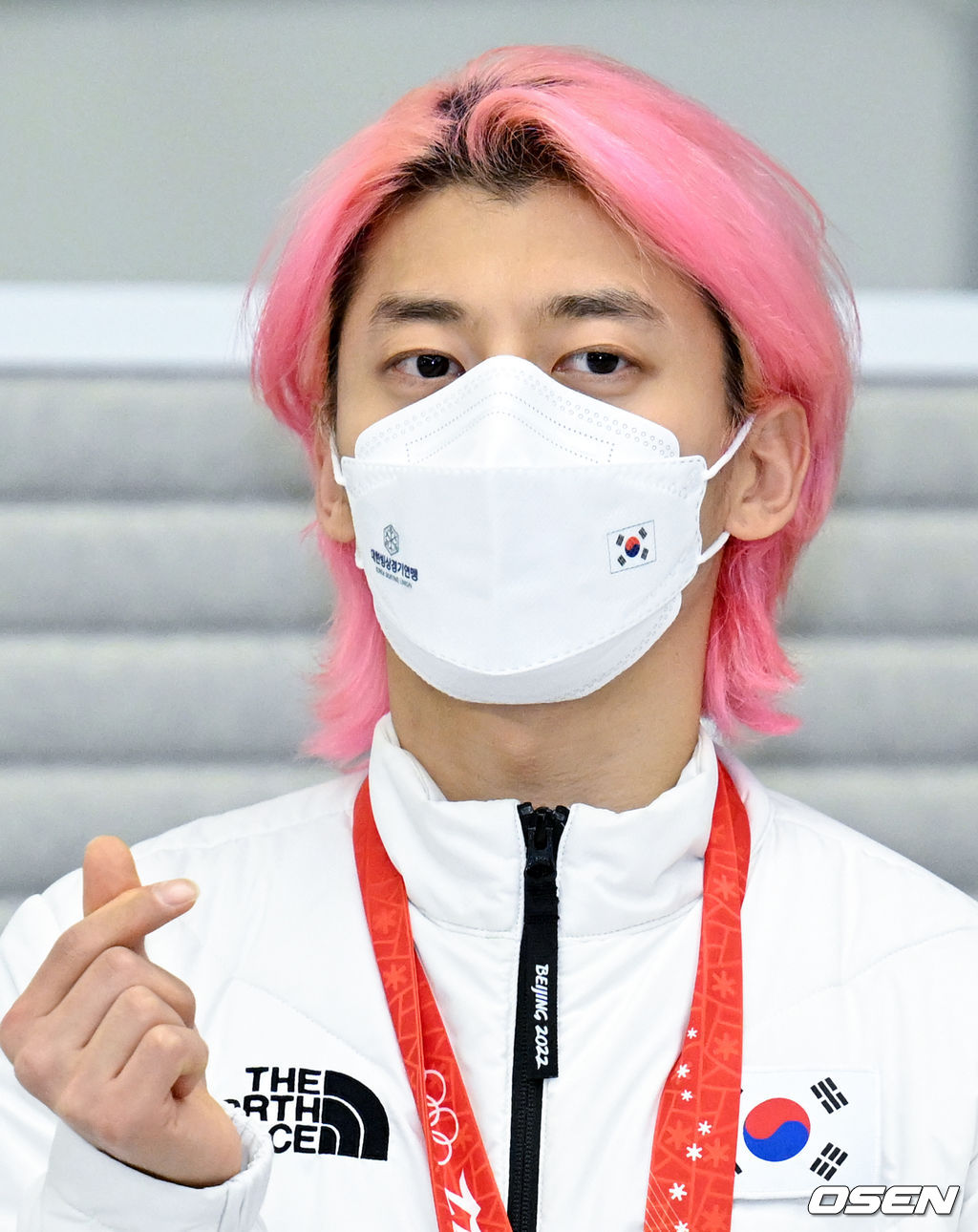 베이징올림픽 쇼트트랙 대표팀 곽윤기가 취재진을 향해 포즈를 취하고 있다. 2022.02.18 /ksl0919@osen.co.kr