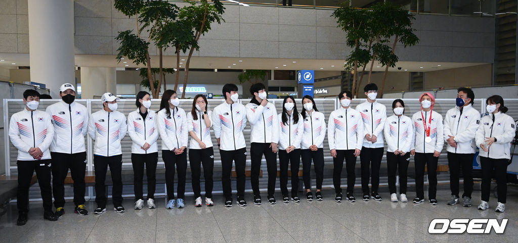 베이징올림픽 쇼트트랙 대표팀 선수들이 취재진을 향해 포즈를 취하고 있다. 2022.02.18 /ksl0919@osen.co.kr