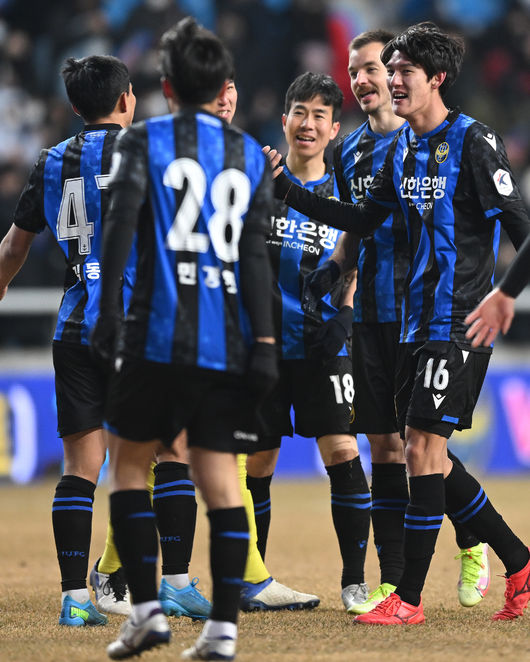인천 유나이티드가 홈 개막전에서 수원삼성을 상대로 1-0 승리를 거뒀다.인천 유나이티드와 수원삼성 블루윙즈는 19일 인천축구전용경기장에서 ‘하나원큐 K리그 1 2022’ 개막전 경기를 펼쳐 1-0으로 승리했다. 이로써 인천은 10년의 길고 길었던 개막전 무승 징크스를 깼다.승리가 확정된 순간 인천 선수들이 기쁨을 나누고 있다. 2022.02.19 /ksl0919@osen.co.kr