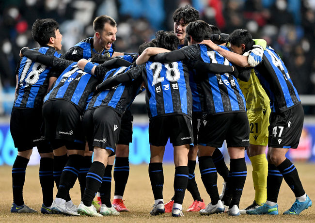 승리가 확정된 순간 인천 선수들이 기쁨을 나누고 있다. 2022.02.19 /ksl0919@osen.co.kr