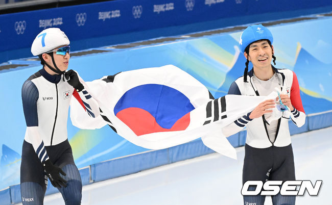 19일 중국 베이징 국립 스피드 스케이팅 경기장에서 2022 베이징 동계올림픽 스피드 스케이팅 남자 매스스타트 결승 경기가 열렸다.은메달과 동메달을 획득한 대한민국 이승훈과 정재원이 태극기를 들고 관중석을 향해 인사하고 있다. 2022.02.19 /jpnews@osen.co.kr