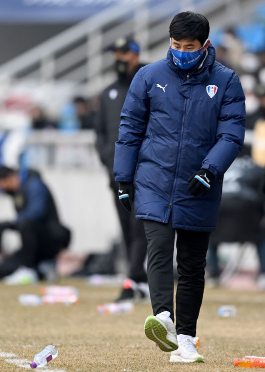 19일 오후 인천 중구 도원동 인천축구전용경기장에서 ‘하나원큐 K리그1 2022’ 인천 유나이티드와 수원 삼성의 K리그 개막전이 열렸다.전반 수원 박건하 감독이 김건희의 레드카드 판정에 아쉬워하고 있다. 2022.02.19 /ksl0919@osen.co.kr