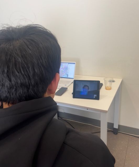 문동주가 수베로 감독과 영상 통화를 하고 있다. /한화 이글스 제공