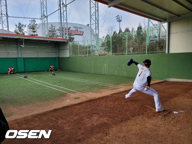 한화 문동주가 서산구장에서 불펜 피칭을 하고 있다. /한화 이글스 제공