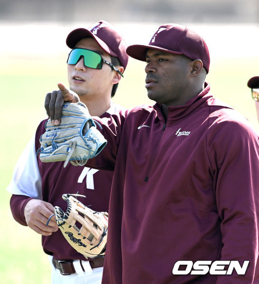 키움 푸이그와 이정후가 수비 훈련을 마친 뒤 이동하고 있다. 2022.02.11 / dreamer@osen.co.kr