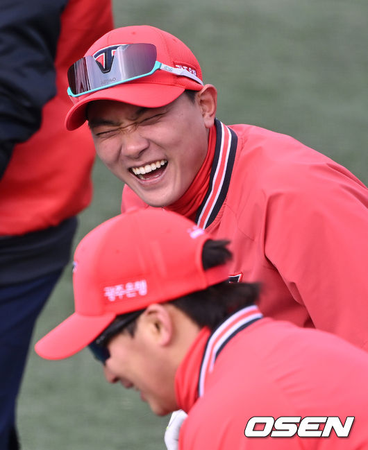 KIA 김태진이 나성범과 스프링캠프 훈련 중 이야기를 나누며 웃고 있다./OSEN DB