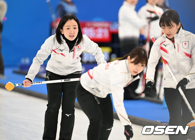 11일(한국시간) 중국 베이징 국립 아쿠아틱 센터에서 2022 베이징 동계올림픽 컬링 여자 라운드 로빈 대한민국과 영국의 경기가 열렸다.일본 선수들이 경기를 진행하고 있다. 2022.02.11 /jpnews@osen.co.kr