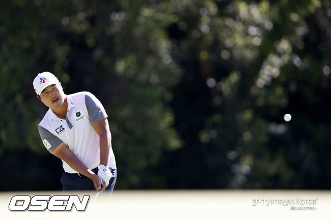[사진] 이경훈이 20일(한국시간) 캘리포니아주 퍼시픽 팰리세이츠의 리비에라 컨트리클럽에서 벌어진 제네시스 인비테이셔널 3라운드 12번 홀에서 칩샷을 하고 있다. ⓒGettyimages(무단전재 및 재배포 금지)