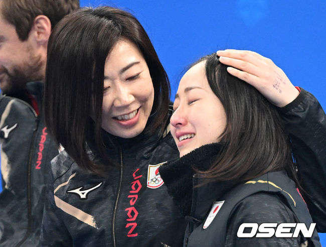 일본 여자컬링대표팀(스킵 후지사와)이 세계 최고 문턱을 넘지 못했다. 일본은 20일(한국시간) 오전 중국 베이징 국립 아쿠아틱센터에서 열린 '2022 베이징 동계올림픽' 여자 컬링 단체전 영국(스킵 뮤어헤드)과 결승전에서 3-10으로 완패했다. 9엔드가 끝난 후 악수를 요청, 경기를 포기했다.이로써 예선 1위 스위스를 8-6으로 누르며 기대감을 안겼던 일본은 은메달에 만족해야 했다. 4년 전이던 지난 2018년 평창 대회 때 동메달을 목에 걸었던 일본은 이번 대회서 2연속 올림픽 메달 획득에 성공했지만 유럽의 벽은 넘지 못했다.경기 종료 후 일본 후지사와 사쓰키가 눈물을 흘리고 있다. 2022.02.20 /jpnews@osen.co.kr