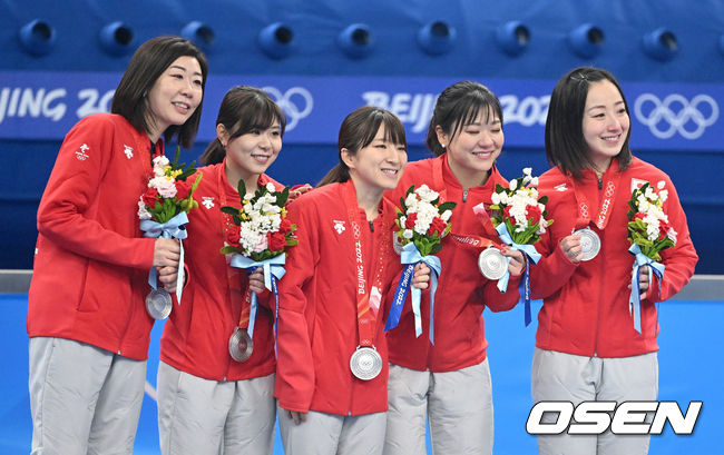 일본 여자컬링대표팀(스킵 후지사와)이 세계 최고 문턱을 넘지 못했다. 일본은 20일(한국시간) 오전 중국 베이징 국립 아쿠아틱센터에서 열린 '2022 베이징 동계올림픽' 여자 컬링 단체전 영국(스킵 뮤어헤드)과 결승전에서 3-10으로 완패했다. 9엔드가 끝난 후 악수를 요청, 경기를 포기했다.이로써 예선 1위 스위스를 8-6으로 누르며 기대감을 안겼던 일본은 은메달에 만족해야 했다. 4년 전이던 지난 2018년 평창 대회 때 동메달을 목에 걸었던 일본은 이번 대회서 2연속 올림픽 메달 획득에 성공했지만 유럽의 벽은 넘지 못했다.은메달을 획득한 일본 선수들이 기념촬영을 하고 있다. 2022.02.20 /jpnews@osen.co.kr