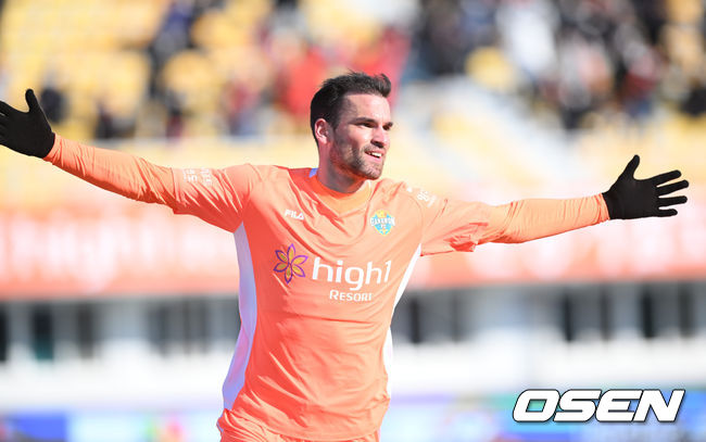 20일 오후 강릉 종합운동장에 '하나원큐 K리그1 2022' 강원FC와 성남FC의 경기가 진행됐다.지난 시즌 두 팀 모두 승강·강등 플레이오프를 벌이면서 천신만고 끝에 올 시즌 1부리그 잔류에 성공했다.이 때문에 1라운드 개막전부터 기선제압은 물론, 지난해 상승세를 이어가기 위해서라도 첫 승이 절실하다. 후반 강원FC 디노가 선제골을 넣고 세리머니를 하고 있다. 2022.02.20 / soul1014@osen.co.kr