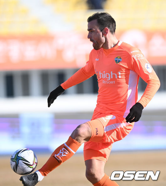 20일 오후 강릉 종합운동장에 '하나원큐 K리그1 2022' 강원FC와 성남FC의 경기가 진행됐다.지난 시즌 두 팀 모두 승강·강등 플레이오프를 벌이면서 천신만고 끝에 올 시즌 1부리그 잔류에 성공했다.이 때문에 1라운드 개막전부터 기선제압은 물론, 지난해 상승세를 이어가기 위해서라도 첫 승이 절실하다. 후반 강원FC 디노가 선제골을 넣고 있다. 2022.02.20 / soul1014@osen.co.kr