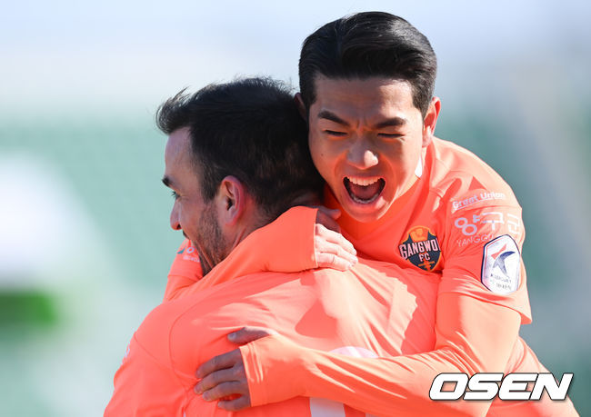 20일 오후 강릉 종합운동장에 '하나원큐 K리그1 2022' 강원FC와 성남FC의 경기가 진행됐다.지난 시즌 두 팀 모두 승강·강등 플레이오프를 벌이면서 천신만고 끝에 올 시즌 1부리그 잔류에 성공했다.이 때문에 1라운드 개막전부터 기선제압은 물론, 지난해 상승세를 이어가기 위해서라도 첫 승이 절실하다. 후반 강원FC 티노가 선제골을 넣고 김대원과 포옹을 하고 있다 2022.02.20 / soul1014@osen.co.kr