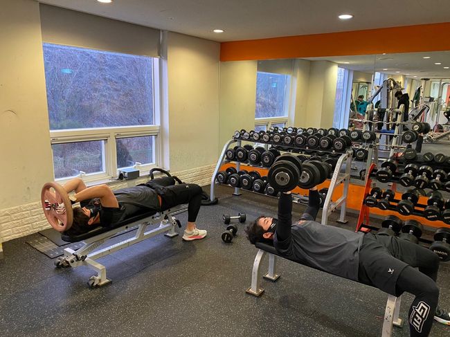 한화 퓨처스 선수들이 웨이트 트레이닝을 하고 있다. /한화 이글스 제공