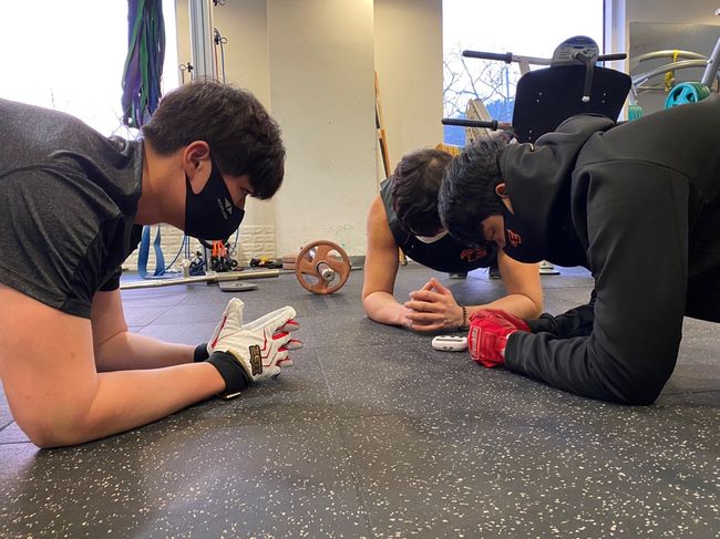 한화 퓨처스 선수들이 웨이트 트레이닝을 하고 있다. /한화 이글스 제공