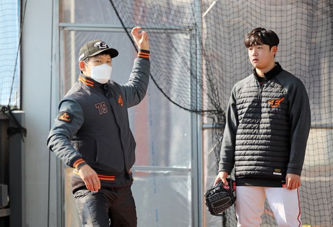 한화 박정진 퓨처스 투수코치가 이준기를 지도하고 있다. /한화 이글스 제공