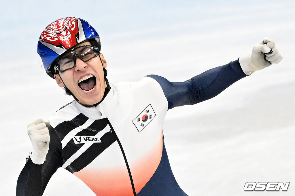 황대헌(23, 강원도청)이 드디어 금메달을 획득했다.황대헌은 9일 오후 중국 베이징 캐피털 실내경기장에서 열린 '2022베이징동계올림픽' 남자 쇼트트랙 1,500m 결승에 나서 금메달을 수확했다. 이준서(22, 한국체대), 박장혁(24, 스포츠토토)은 각각 5위, 7위를 기록했다.이는 이번 대회 대한민국 첫 쇼트트랙 금메달이다. 금메달을 따낸 쇼트트랙 황대헌이 기뻐하고 있다. 2022.02.09 /jpnews@osen.co.kr