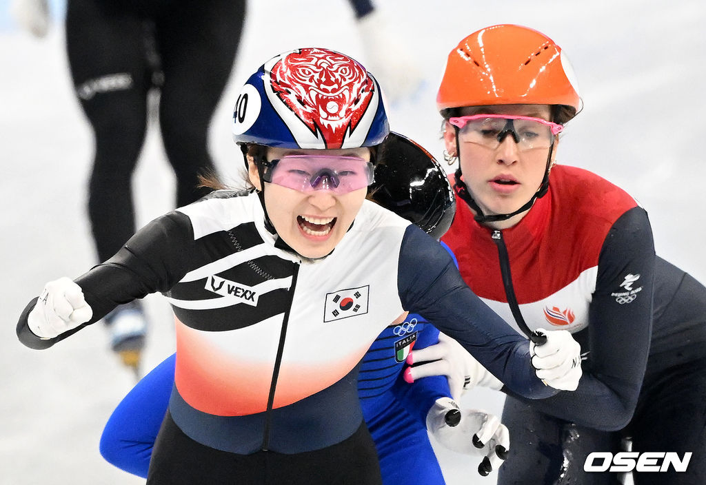 최민정(24, 성남시청)이 2연패에 성공했다.최민정은 16일 오후 베이징 캐피털 실내경기장에서 열린 '2022 베이징 동계올림픽' 쇼트트랙 여자 1500m 결승에 나서 1위(2분17초789)로 결승선을 지나 금메달을 획득했다. 이유빈은 2분18초825의 기록으로 6위를 기록했다.'디펜딩 챔피언' 최민정이 두 대회 연속 이 종목 금메달을 목에 걸었다. 2018년 평창동계올림픽에서 최민정은 금빛 메달을 차지한 바 있다.금메달을 획득한 최민정이 환호하고 있다. 2022.02.16 /jpnews@osen.co.kr