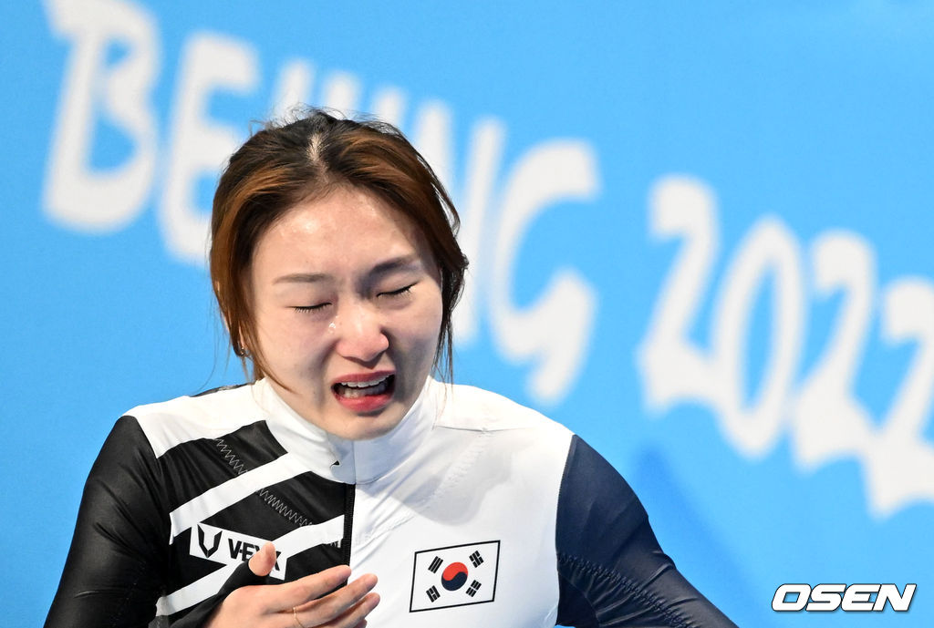 최민정(23, 성남시청)이 완벽한 레이스를 펼치며 값진 은메달을 목에 걸었다.최민정은 11일 중국 베이징 캐피털 인도어 스타디움에서 열린 2022 베이징 동계올림픽 쇼트트랙 여자 1,000m 결선에서 당당히 2위로 통과, 1분 28초443의 기록으로 은메달을 목에 걸었다.최민정이 눈물을 보이고 있다. 2022.02.11 /jpnews@osen.co.kr