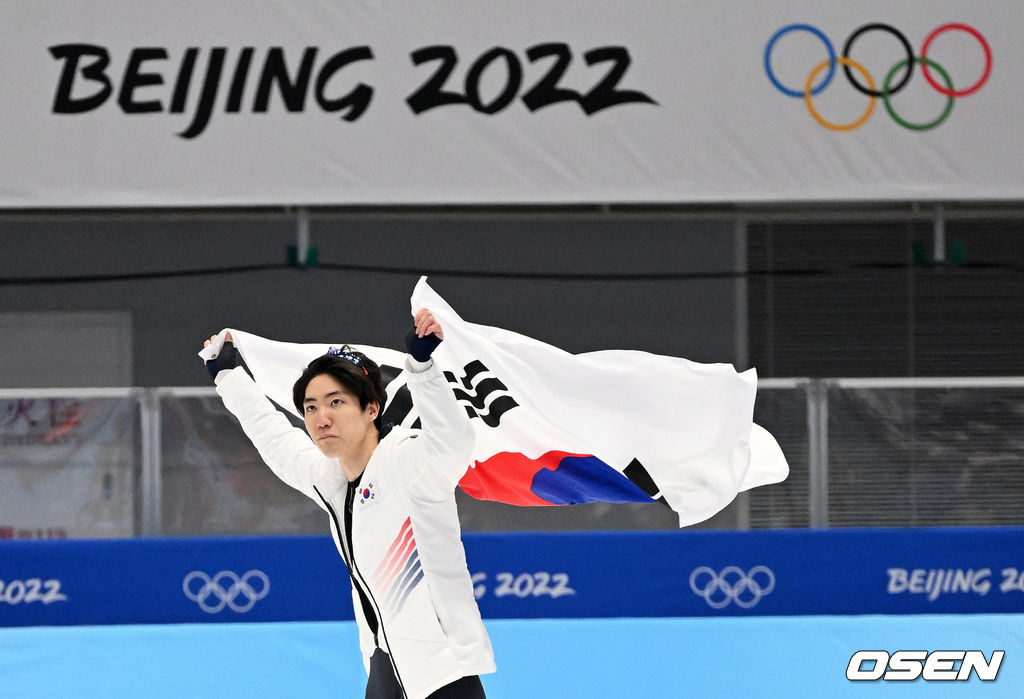 차민규(28, 의정부시청)가 뛰어난 레이스를 펼치며 대한민국에 두 번째 은메달을 안겼다.차민규는 12일 중국 베이징 국립 스피드스케이팅 경기장에서 열린 2022 베이징 동계올림픽 스피드스케이팅 남자 500m에 출전해 은메달을 목에 걸었다. 이로써 차민규는 지난 2018 평창 동계올림픽에 이어 이번 대회에서도 은메달을 따내며 2대회 연속 메달 획득에 성공했다.은메달을 획득한 대한민국 차민규가 관중석을 향해 태극기를 흔들고 있다. 2022.02.12 /jpnews@osen.co.kr