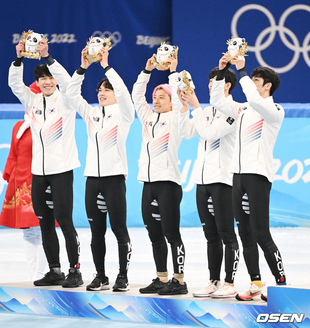 한국 남자 쇼트트랙 대표팀이 5000m 계주에서 은메달을 획득했다.박장혁(24, 스포츠토토)-곽윤기(33, 고양시청)-이준서(22,한국체대)-황대헌(23, 강원도청)으로 구성된 한국 남자 쇼트트랙 대표팀은 16일 오후 베이징 캐피털 실내경기장에서 열린 '2022 베이징 동계올림픽' 쇼트트랙 남자 5000m 계주 결승에 나서 6분41초69의 기록으로 2위를 기록했다.남자 쇼트트랙 대표팀 선수들이 시상식에서 환호하고 있다.. 2022.02.16 /jpnews@osen.co.kr