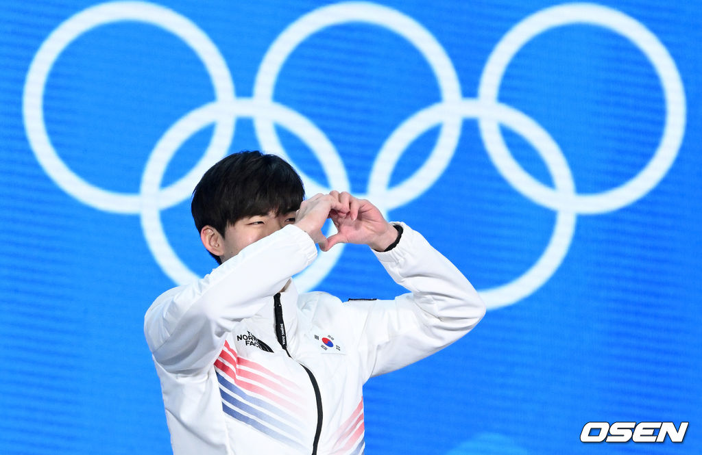 19일(한국시간) 중국 베이징 메달 플라자에서 2022 베이징 동계올림픽 스피드 스케이팅 남자 매스스타트 메달수여식이 열렸다.은메달 정재원이 시상대에서 포즈를 취하고 있다. 2022.02.19 /jpnews@osen.co.kr