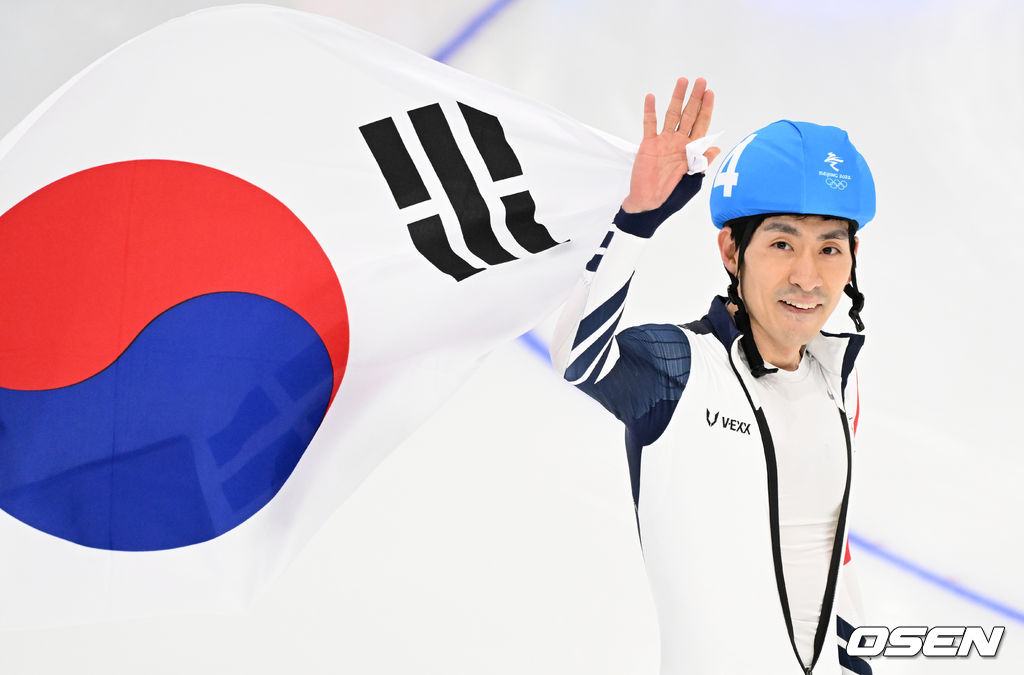 19일 중국 베이징 국립 스피드 스케이팅 경기장에서 2022 베이징 동계올림픽 스피드 스케이팅 남자 매스스타트 결승 경기가 열렸다.동메달을 획득한 대한민국 이승훈이 태극기를 들고 관중석을 향해 인사하고 있다. 2022.02.19 /jpnews@osen.co.kr