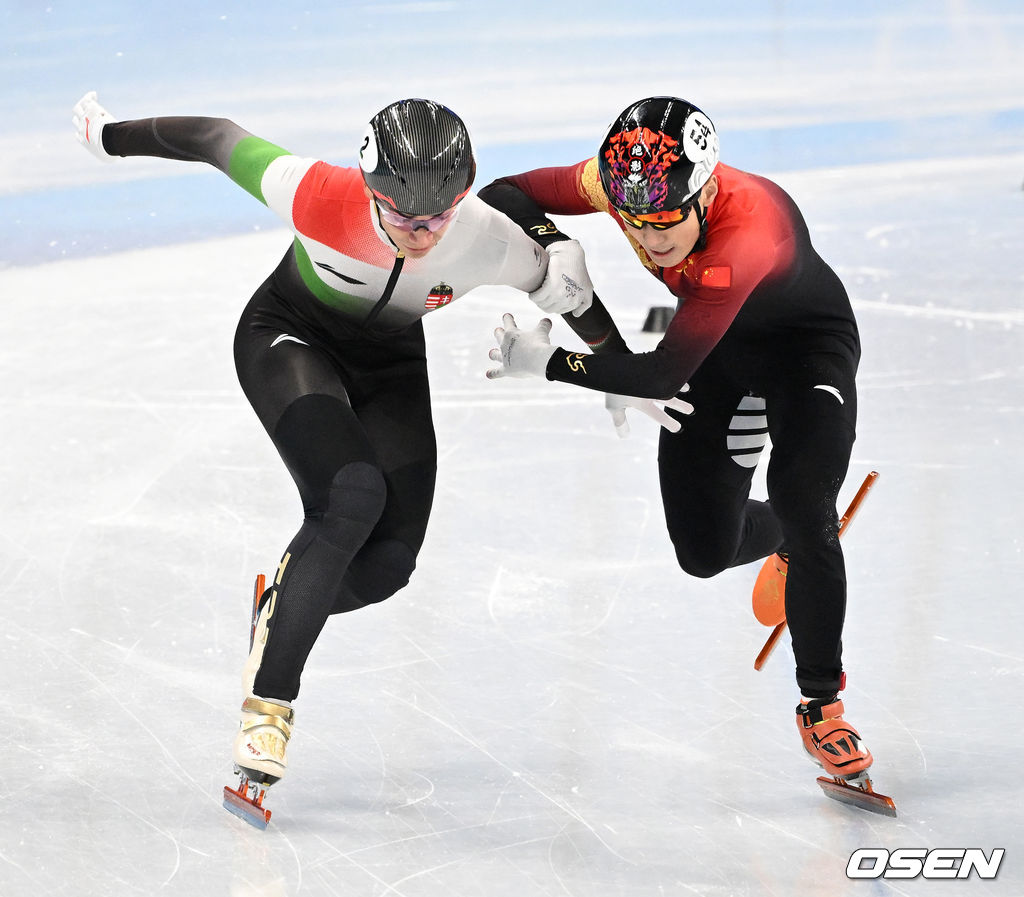 7일 중국 베이징 캐피털 인도어 스타디움에서 2022 베이징 동계올림픽 남자 쇼트트랙 1000m 결승 경기가 열렸다.결승선을 통과하기 직전 중국 런쯔웨이가 헝가리 류사오린의 유니폼을 잡아당기고 있다. 2022.02.07 /jpnews@osen.co.kr