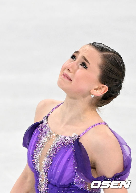 15일(한국시간) 중국 베이징 캐피털 실내 경기장에서 2022 베이징 동계올림픽 피겨 스케이팅 여자 싱글 쇼트 프로그램이 진행됐다. 금지 약물 양성 반응으로 충격을 안긴 러시아올림픽위원회(ROC) 피겨 스타 카멜라 발리예바가 쇼트 연기를 마치고 눈물을 흘리고 있다. 2022.02.15 /jpnews@osen.co.kr