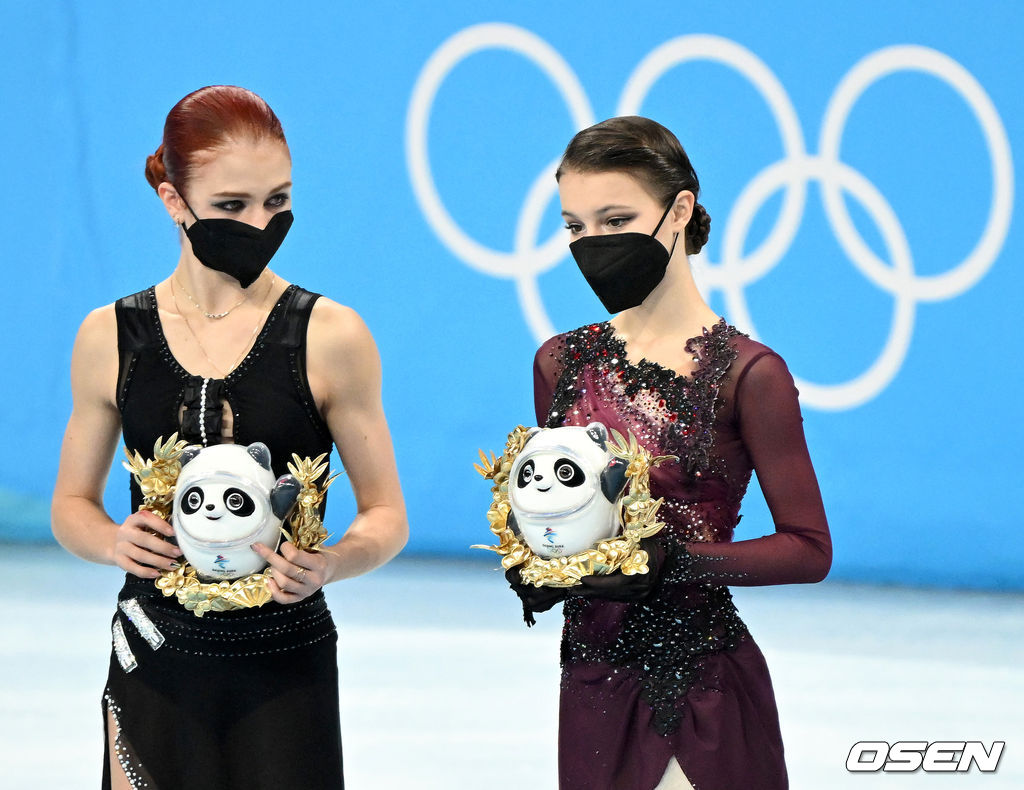 17일(한국시간) 중국 베이징 캐피털 실내 경기장에서 2022 베이징 동계올림픽 피겨 스케이팅 여자 싱글 프리 프로그램이 진행됐다.은메달을 획득한 알렉산드라 트루소바와 금메달을 획득한 ROC 안나 쉐르바코바가 빙둔둔 인형을 들고 포즈를 취하고 있다. 트루소바는 빙둔둔 인형을 들면서 가운데 손가락을 들어보여 논란이 됐다. 2022.02.17 /jpnews@osen.co.kr