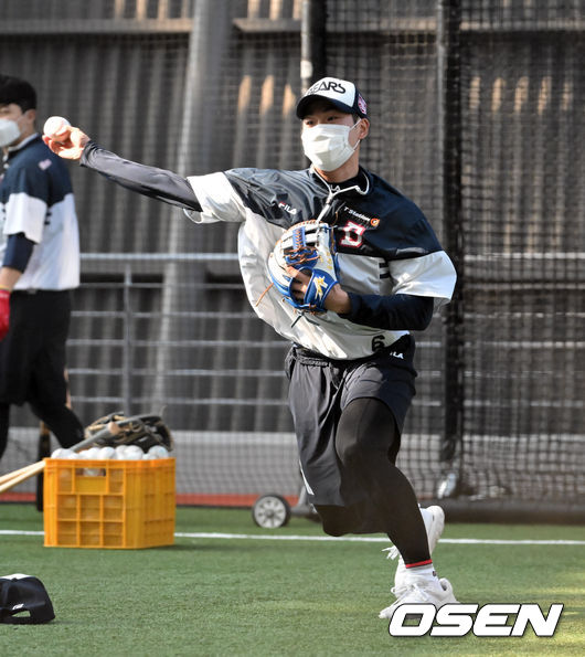 두산 오명진이 수비훈련을 하고 있다, 2022.02.08 / soul1014@osen.co.kr