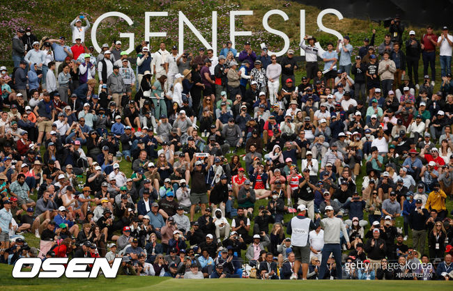 [사진] 호아킨 니에만이 21일(한국시간) 리비에라 컨트리클럽에서 열린 제네시스 인비테이셔널 4라운드 18번 홀에서 챔피언 퍼트를 넣은 뒤 캐디와 손을 맞잡으며 우승을 자축하고 있다. ⓒGettyimages(무단전재 및 재배포 금지)