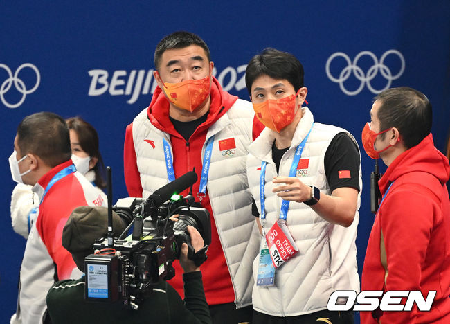 9일(한국시간) 중국 베이징 캐피털 실내경기장에서 2022 베이징 동계올림픽 쇼트트랙 남자 1500m 준결승 경기가 열렸다.중국 런쯔웨이 실격 때 안현수 코치가 스크린을 바라보고 있다. 2022.02.09 /jpnews@osen.co.kr