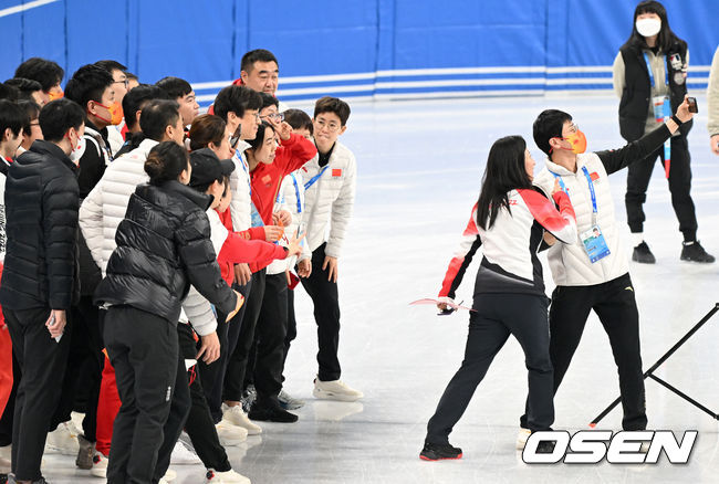최민정(24, 성남시청)이 2연패에 성공했다.최민정은 16일 오후 베이징 캐피털 실내경기장에서 열린 '2022 베이징 동계올림픽' 쇼트트랙 여자 1500m 결승에 나서 1위(2분17초789)로 결승선을 지나 금메달을 획득했다. 이유빈은 2분18초825의 기록으로 6위를 기록했다.'디펜딩 챔피언' 최민정이 두 대회 연속 이 종목 금메달을 목에 걸었다. 2018년 평창동계올림픽에서 최민정은 금빛 메달을 차지한 바 있다.중국 안현수 코치가 선수들과 기념촬영을 하고 있다. 2022.02.16 /jpnews@osen.co.kr