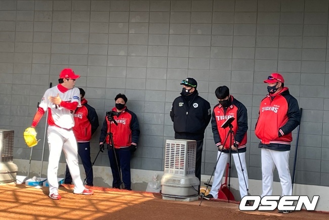 KIA 타이거즈 양현종이 불펜피칭을 하며 새롭게 적용되는 스트라이크존을 확인하고 있다.