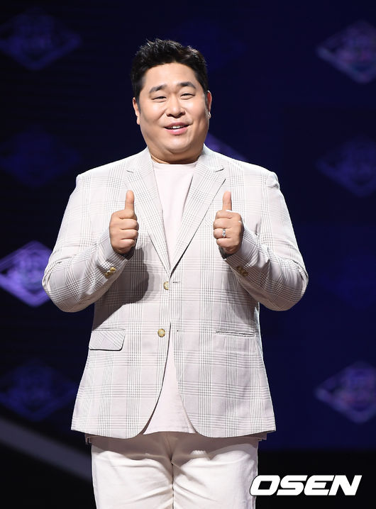 19일 오후 고양시 일산 빛마루방송지원센터에서 Mnet '내 안의 발라드' 제작발표회가 열렸다.<br /><br />문세윤이 포토타임을 갖고 있다. /youngrae@osen.co.kr 