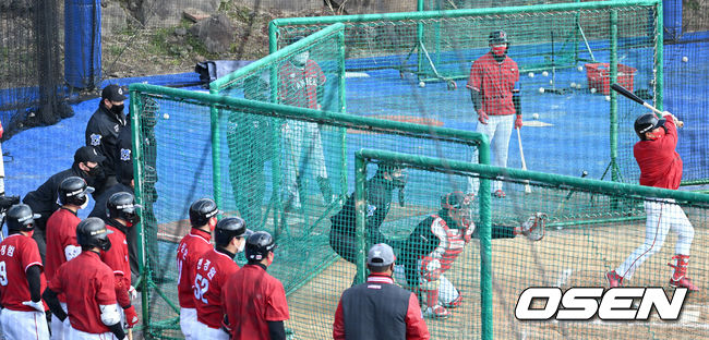 SSG 캠프를 찾은 KBO 심판진이 라이브피칭 훈련에 함께하고 있다. 2022.02.21 / dreamer@osen.co.kr