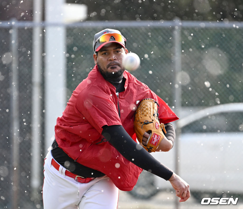 SSG 새 외국인투수 이반 노바가 캐치볼 훈련을 펼치고 있다. / dreamer@osen.co.kr